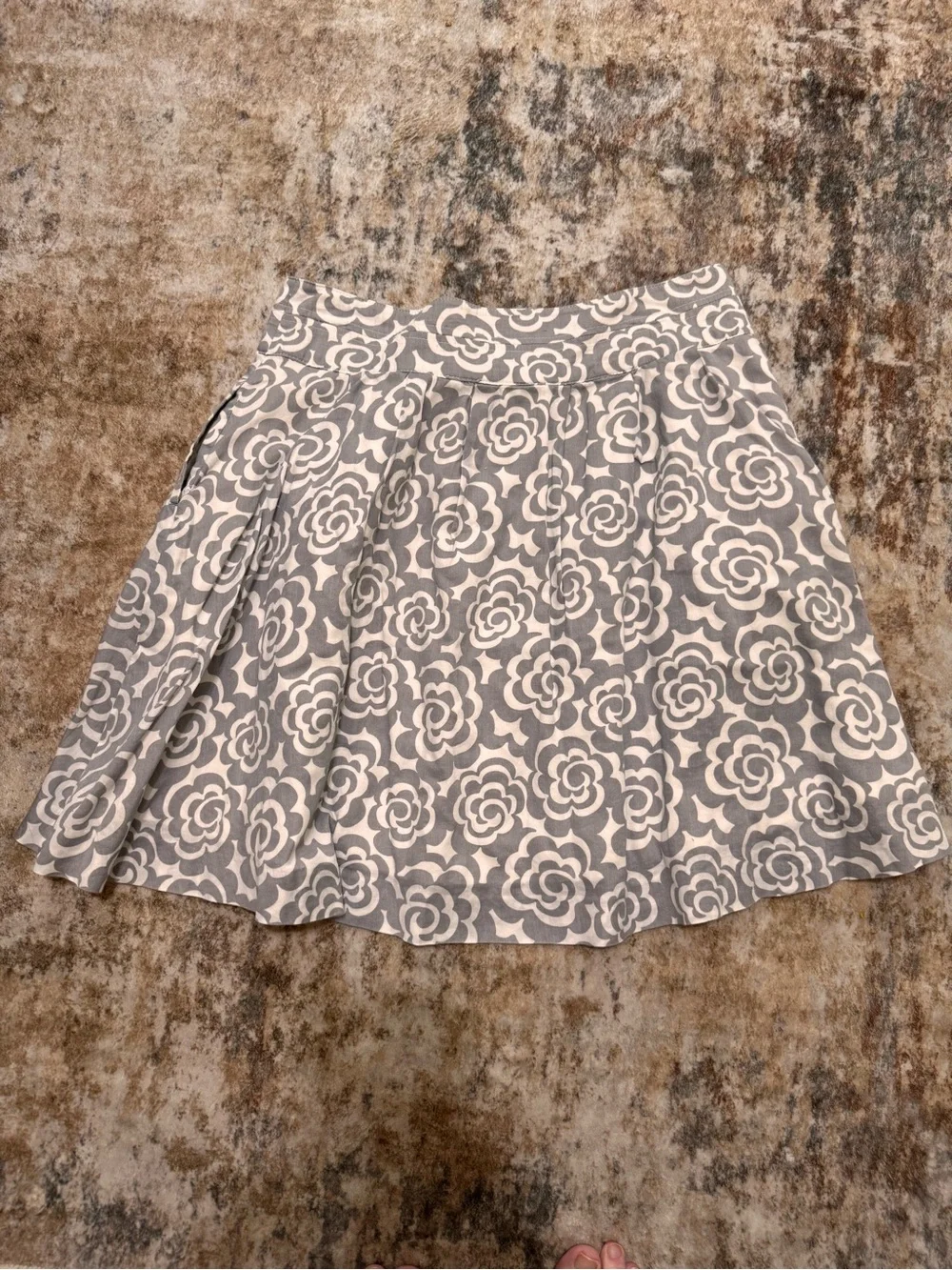 Old Navy Gray White Graphic Floral Pleated Retro Mini A-Line Skirt w/ pockets - Picture 3 of 13
